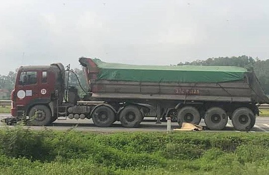 Va chạm với xe tải trên cung đường "tử thần", hai vợ chồng thương vong ảnh 1
