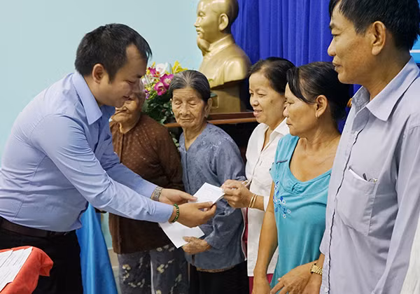 Tân Hiệp Phát tặng quà Tết cho các gia đình chính sách tại Bình Dương ảnh 2