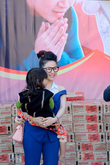 Hoa hậu Lê Thanh Thúy giản dị đi làm từ thiện ảnh 5