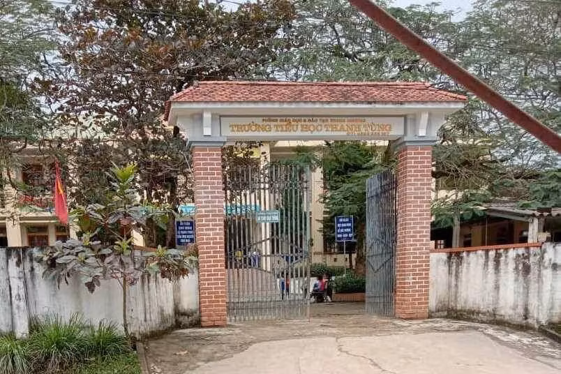 Nữ sinh lớp 4 bị "bỏ quên" trong nhà vệ sinh ảnh 1