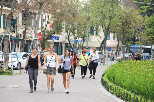 Hà Nội đón trên 440 nghìn lượt du khách dịp nghỉ lễ 30-4 và 1-5 ảnh 1