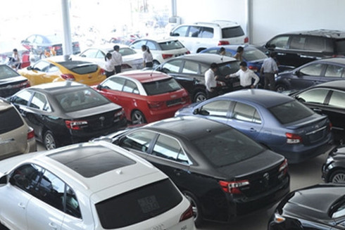 Xe nội, xe ngoại xếp hàng chờ khách ảnh 1