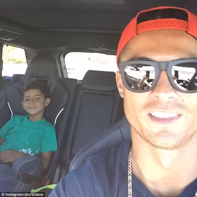 Ronaldo là chuyên gia chụp ảnh "tự sướng" ảnh 28