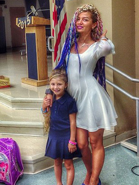 Cuộc sống đầy màu sắc của cô bé có trái tim nằm ở... bụng ảnh 5 Cuộc sống đầy màu sắc của cô bé có trái tim nằm ở... bụng ảnh 5