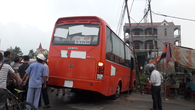 Va chạm với xe ô tô, người phụ nữ bị tông rơi xuống sông ảnh 2