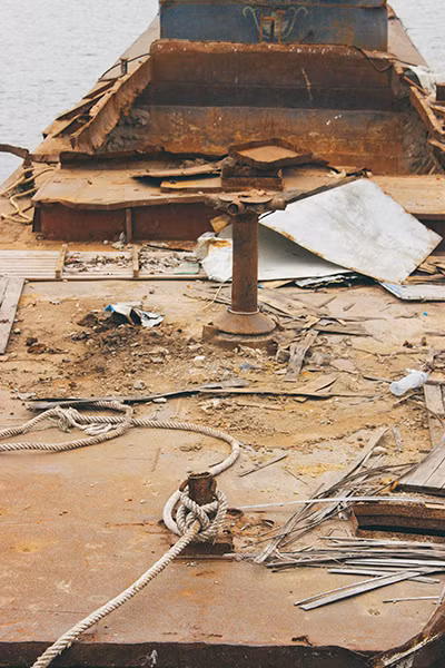 Hàng loạt tàu thuyền cũ nát bỏ hoang ở một góc hồ Tây ảnh 2