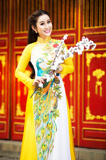 MC Kim Trang rạng ngời lên chùa cầu… duyên ảnh 4