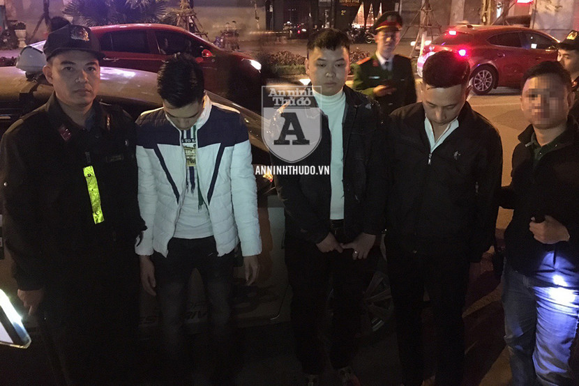 Giáp Tết, ba thanh niên trên đường đi bar mở "tiệc ma túy" thì gặp 141 ảnh 2 Giáp Tết, ba thanh niên trên đường đi bar mở "tiệc ma túy" thì gặp 141 ảnh 2