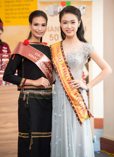 "Cô gái vàng" của Hoa hậu Việt Nam hội ngộ người đẹp H’Ăng Niê ảnh 5 "Cô gái vàng" của Hoa hậu Việt Nam hội ngộ người đẹp H’Ăng Niê ảnh 5