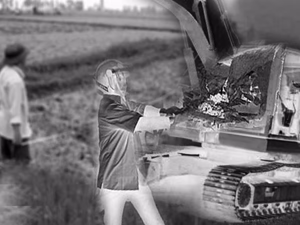 Ông lão 75 tuổi dùng búa tấn công... máy xúc ảnh 1