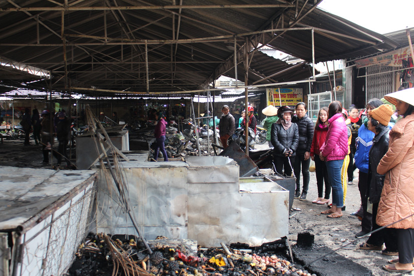 Bà con tiểu thương thiệt hại nặng khi bị cháy chợ trong đêm ảnh 1