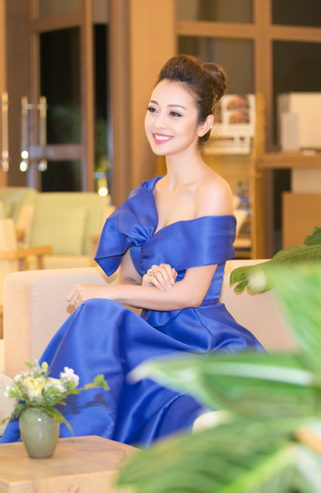 Hoa hậu Jennifer Phạm "hút mắt" với đầm lệch vai ảnh 6