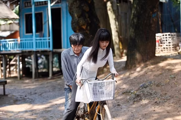 Ngọc Trinh lội bùn, đội cơn mưa tầm tã mang cơm cho cha ảnh 2