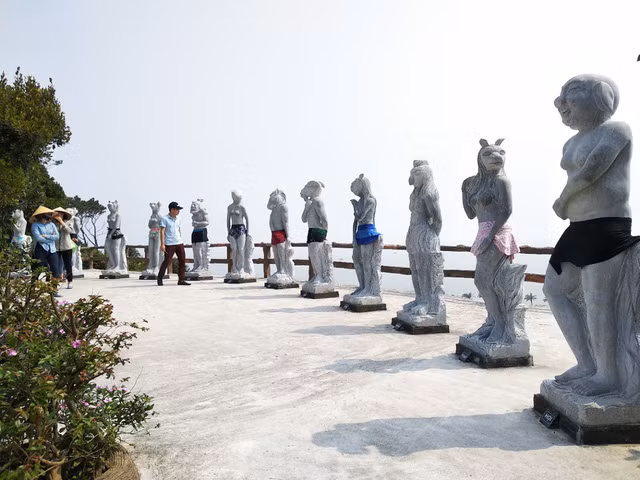 Vườn tượng 12 con giáp được... mặc quần bơi cho du khách đỡ xì xào ảnh 1