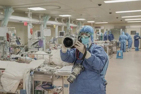 Những ký giả xông pha, dũng cảm trên tuyến đầu chống đại dịch Covid-19 ở Vũ Hán (Trung Quốc) ảnh 1