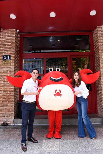 Tăng Thanh Hà cùng ông xã thoải mái tình tứ trước đám đông ảnh 5