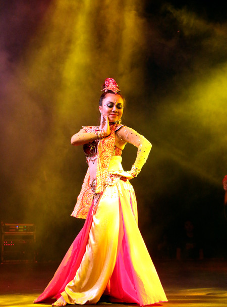 Vũ đoàn Sadie "đốt cháy" sân khấu Cung An Định bằng màn múa bụng nóng bỏng ảnh 7