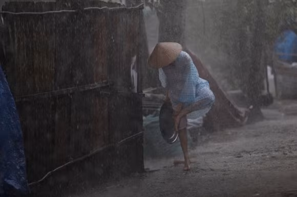 Ngọc Trinh lội bùn, đội cơn mưa tầm tã mang cơm cho cha ảnh 6
