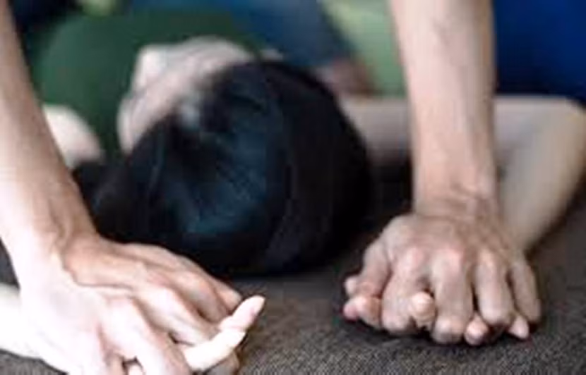 Thiếu nữ bị bạn trai mới quen chở vào nghĩa địa rồi dở trò đồi bại ảnh 1