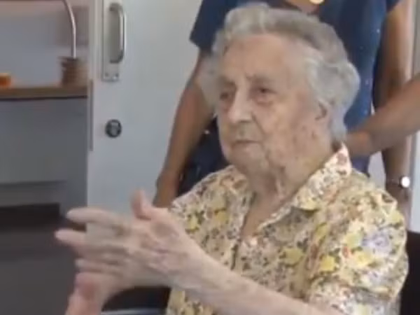 Cụ bà nhiều tuổi nhất ở Tây Ban Nha chiến thắng Covid-19 ảnh 1