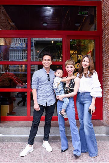 Tăng Thanh Hà cùng ông xã thoải mái tình tứ trước đám đông ảnh 3