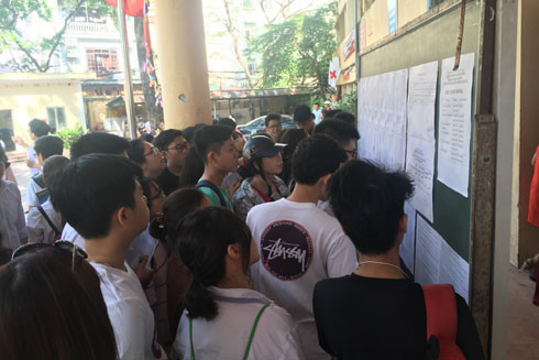 Nghẹt thở vào lớp 10 công lập ở Hà Nội: Thi xong rồi mà vẫn nóng ruột ngóng trông ảnh 1