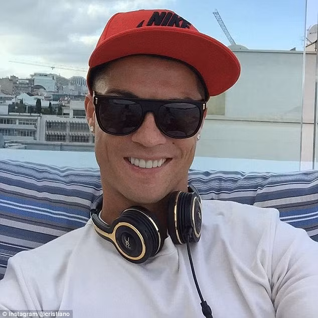 Ronaldo là chuyên gia chụp ảnh "tự sướng" ảnh 18