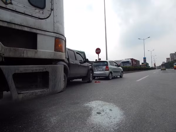 Tai nạn liên hoàn giữa 3 xe ô tô ảnh 1