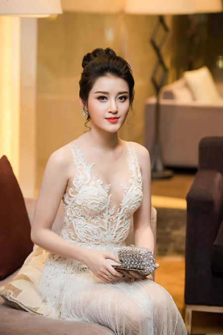 Diện váy xuyên thấu, Á hậu Huyền My khoe vòng một quyến rũ ảnh 3 Diện váy xuyên thấu, Á hậu Huyền My khoe vòng một quyến rũ ảnh 3