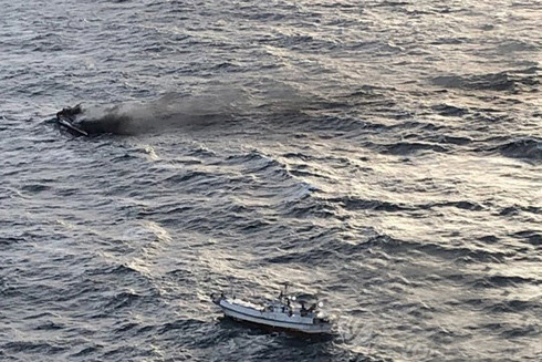 Tàu đánh cá bị cháy ngoài khơi đảo Jeju, 6 thuyền viên Việt Nam mất tích ảnh 1