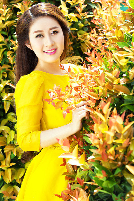 MC Kim Trang “thả dáng” kiêu kỳ với đầm vàng rực rỡ ảnh 1