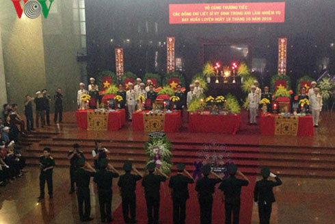 Lễ truy điệu 3 phi công tử nạn trong vụ rơi máy bay ở Vũng Tàu ảnh 30 Lễ truy điệu 3 phi công tử nạn trong vụ rơi máy bay ở Vũng Tàu ảnh 30