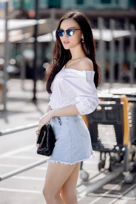 Cao Thùy Linh diện đồ gợi cảm khoe vai trần và chân dài thẳng tắp ảnh 4