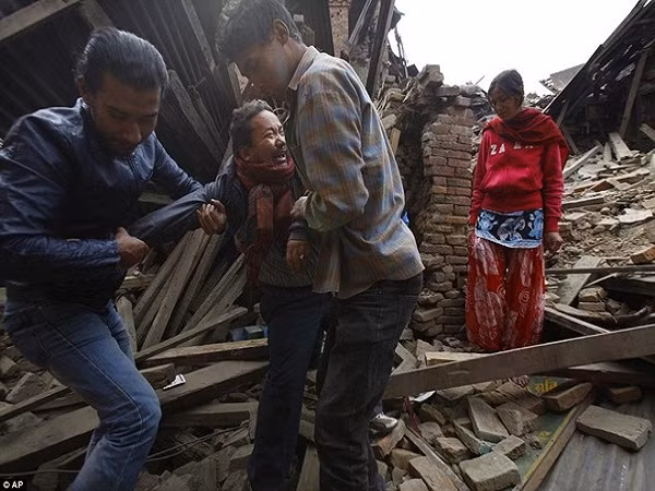 Hàng ngàn người Nepal chạy trốn dư chấn của động đất ảnh 2