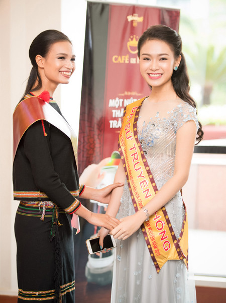 "Cô gái vàng" của Hoa hậu Việt Nam hội ngộ người đẹp H’Ăng Niê ảnh 4 "Cô gái vàng" của Hoa hậu Việt Nam hội ngộ người đẹp H’Ăng Niê ảnh 4