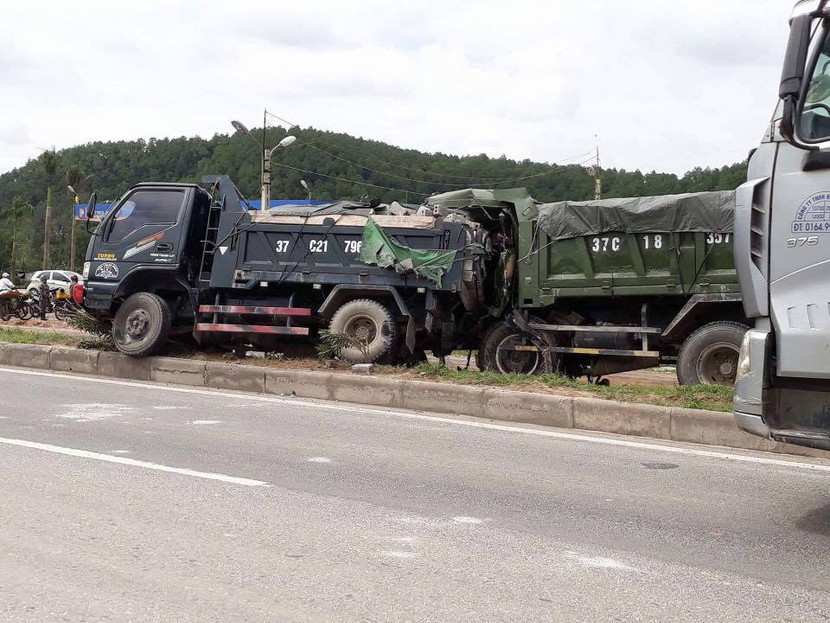 Đâm vào đuôi xe tải, tài xế tử vong mắc kẹt trong cabin ảnh 1