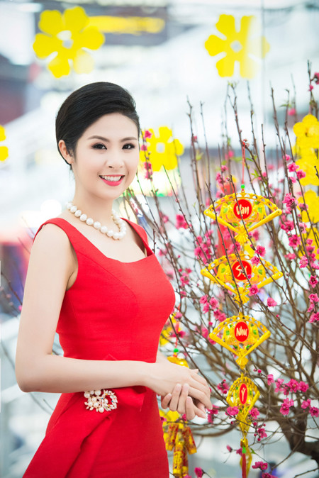 Hoa hậu Ngọc Hân khoe sắc gợi cảm bên hoa đào ảnh 7