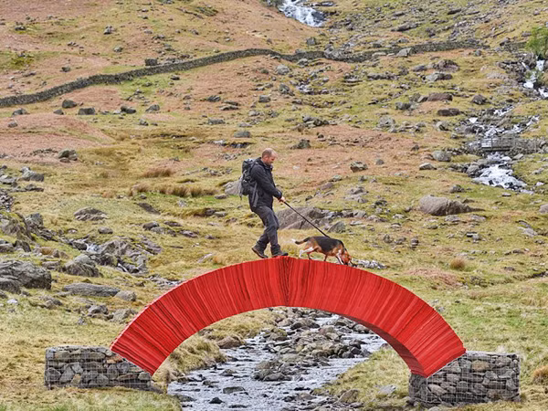 Làm cầu từ hơn 20.000 tờ giấy ảnh 1