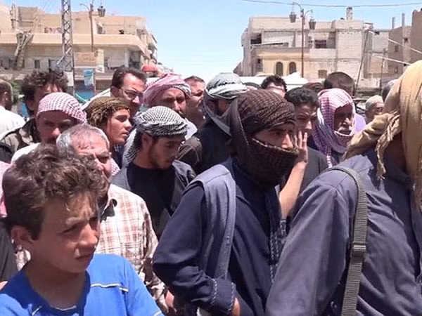 IS chặt tay hai kẻ trộm tại quảng trường Syria ảnh 4