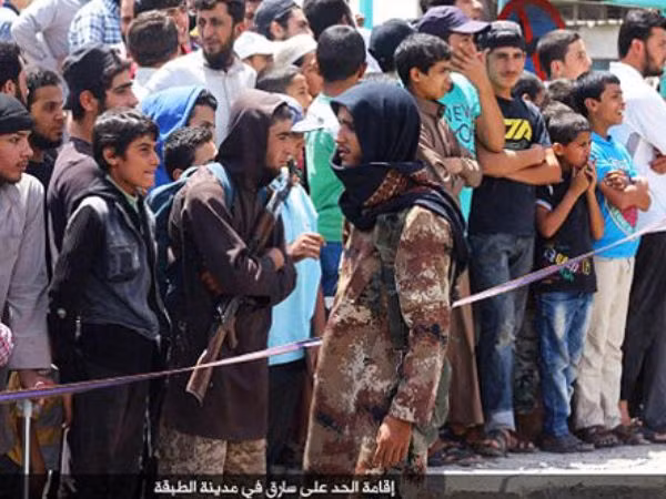 Rợn người cảnh IS chặt tay một tên trộm ảnh 2