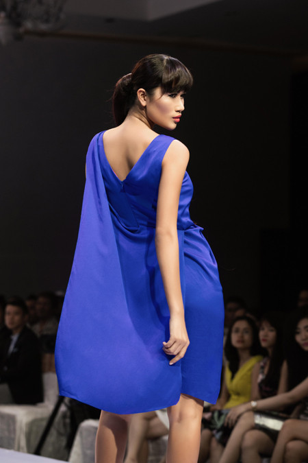 Trang "lạ" tái xuất ấn tượng trên sàn catwalk ảnh 2