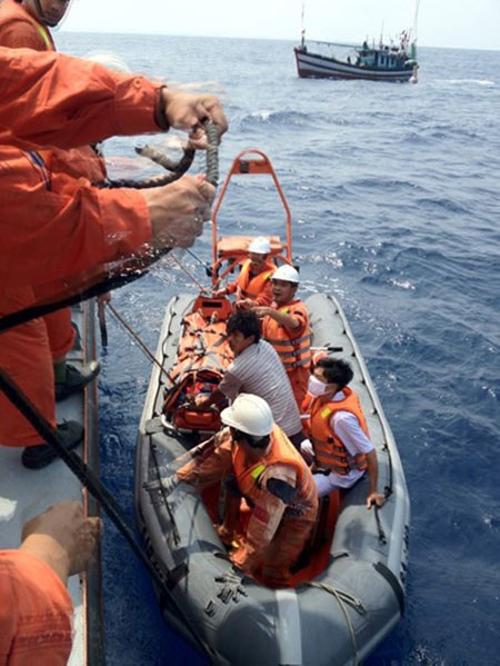 Vượt sóng, cứu ngư dân ảnh 2
