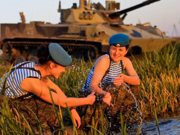 Ngắm vẻ đẹp hút hồn của các nữ binh sĩ Nga ảnh 7