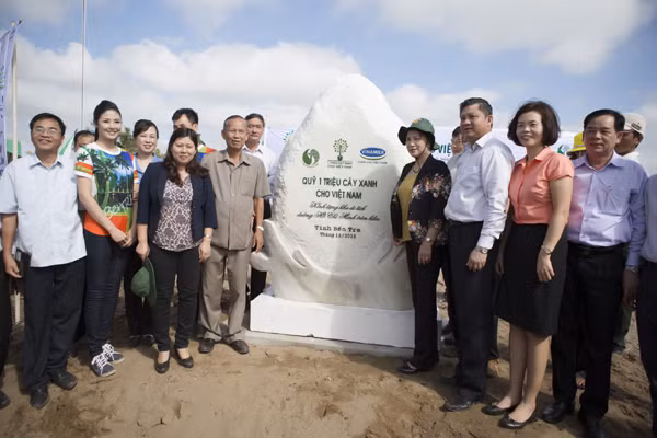 Hoa hậu Ngọc Hân diện áo đôi cùng Xuân Bắc trồng cây tại Bến Tre ảnh 1