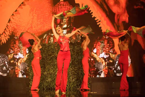 Hoàng Thuỳ Linh trình diễn "Bánh trôi nước", Vĩnh Thụy giật giải "mặc đẹp trong đêm" ảnh 6