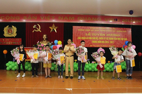 Động viên tinh thần học tập của con em cán bộ chiến sỹ ảnh 1