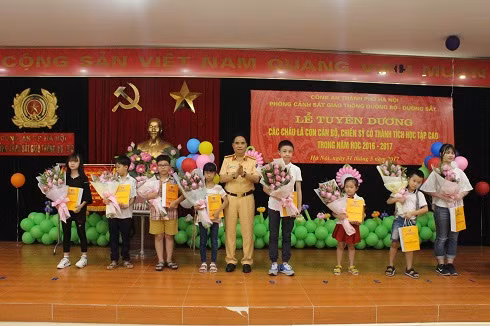 Động viên tinh thần học tập của con em cán bộ chiến sỹ ảnh 1