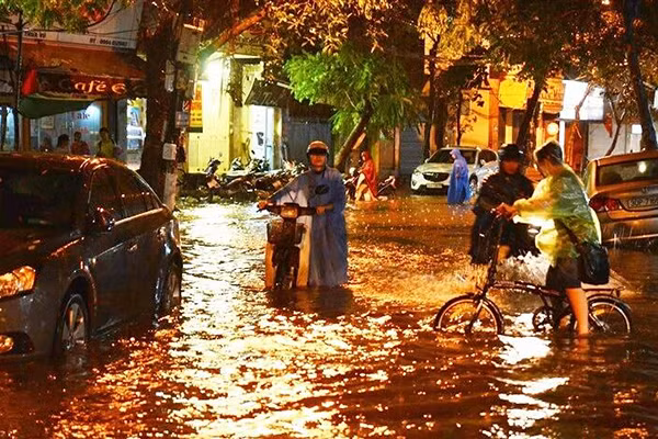Nhiều tuyến phố Hà Nội úng ngập nặng sau mưa lớn ảnh 8