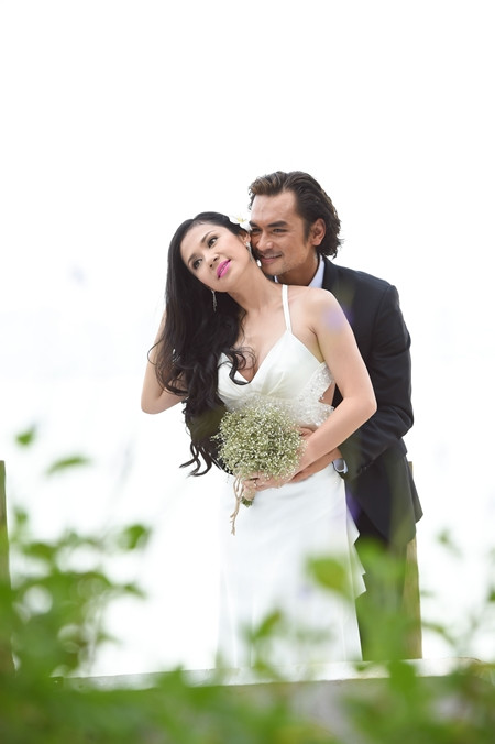 Việt Trinh rạng ngời hạnh phúc trong váy cưới bên Đức Hải ảnh 9