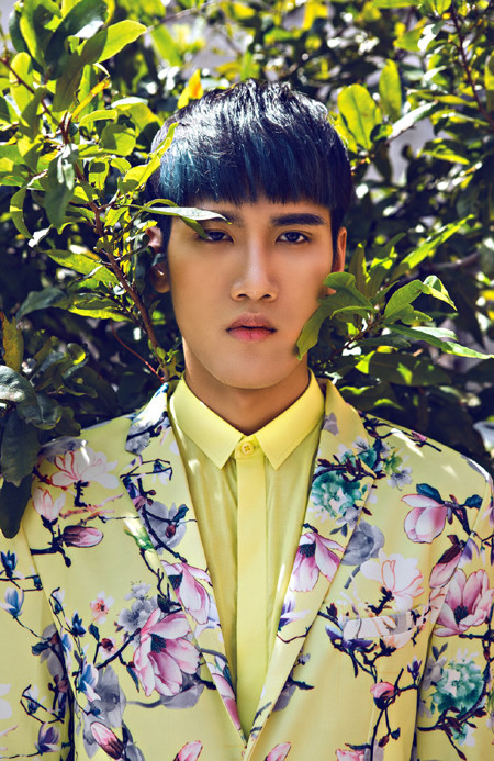 “Thần đồng toán học” Văn Kiên lịch lãm với veston hoa đón Tết ảnh 2